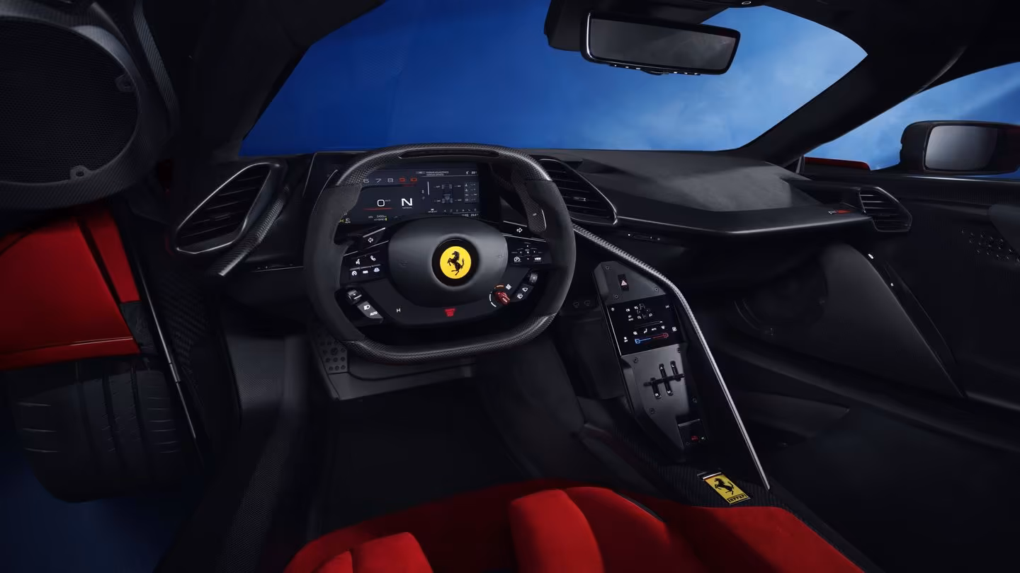 ferrari-f80-vermelha-interior