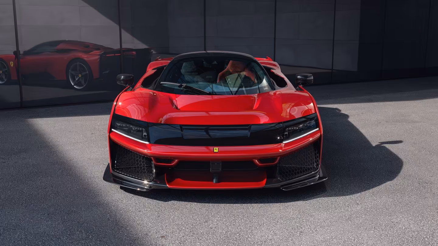ferrari-f80-vermelha-frente