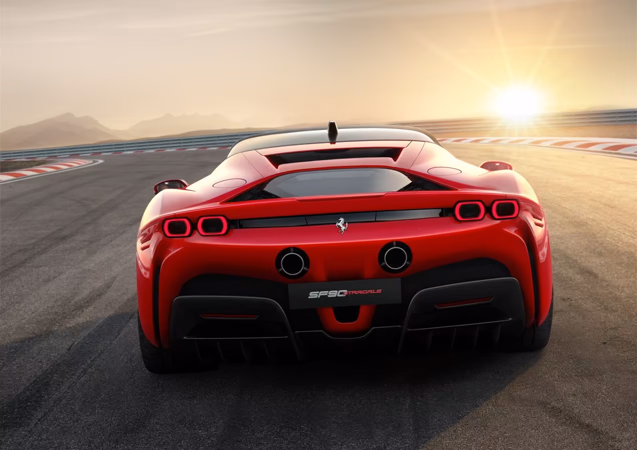 ferrari-sf90-stradale-vermelha-traseira