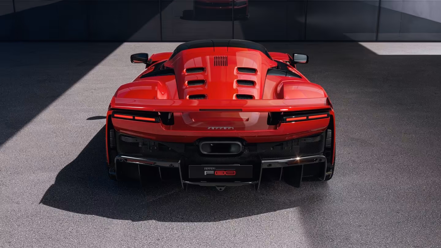 ferrari-f80-vermelha-traseira